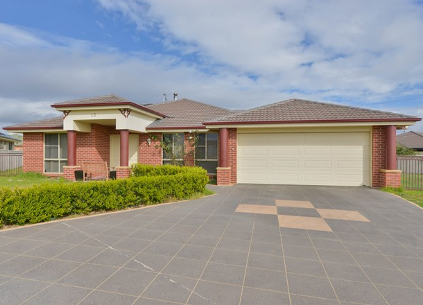 13 Gregory Close, Westdale NSW 2340