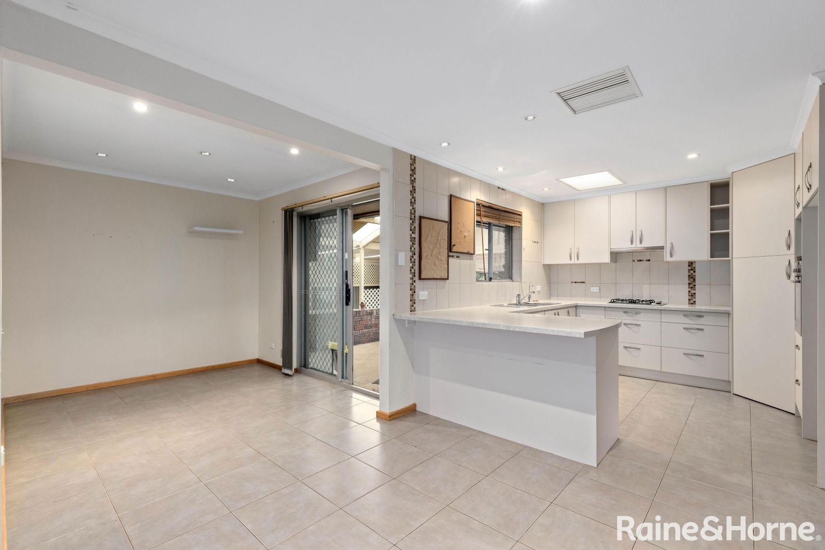 22 Winchley Way, Huntfield Heights SA 5163, Image 2