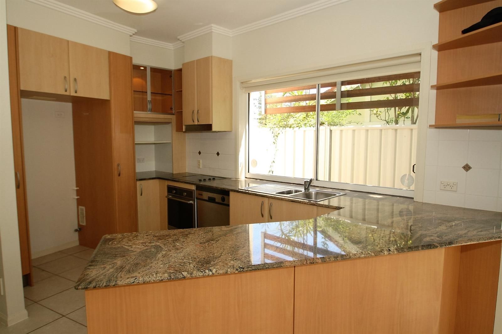 2/25 Montgomery Avenue, Main Beach QLD 4217, Image 2