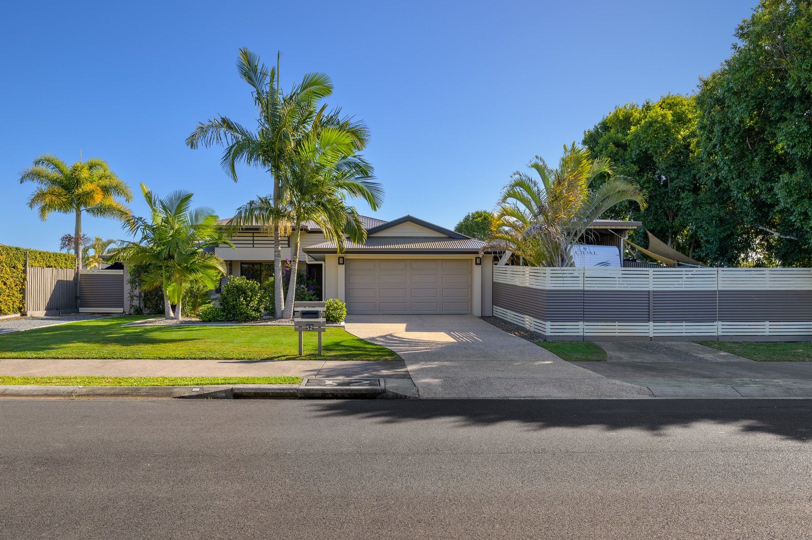 4 bedrooms House in 52 Creekside Esplanade COOLOOLA COVE QLD, 4580