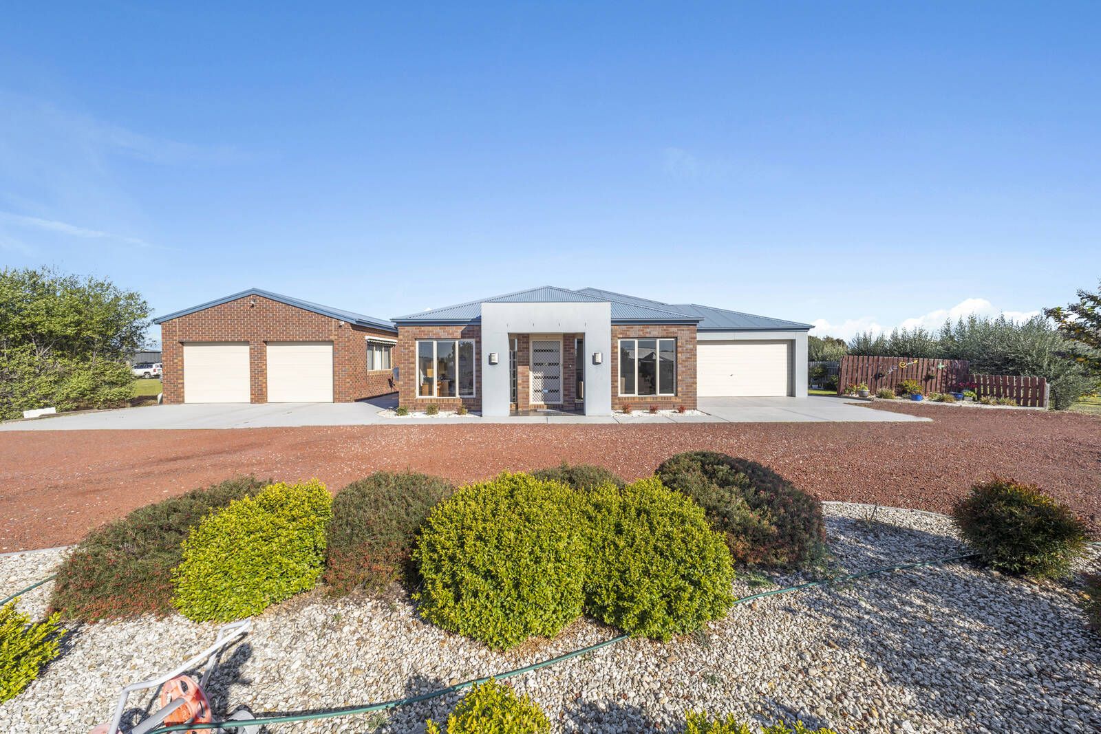 4 bedrooms House in 11 Eyrie Court HOPETOUN PARK VIC, 3340