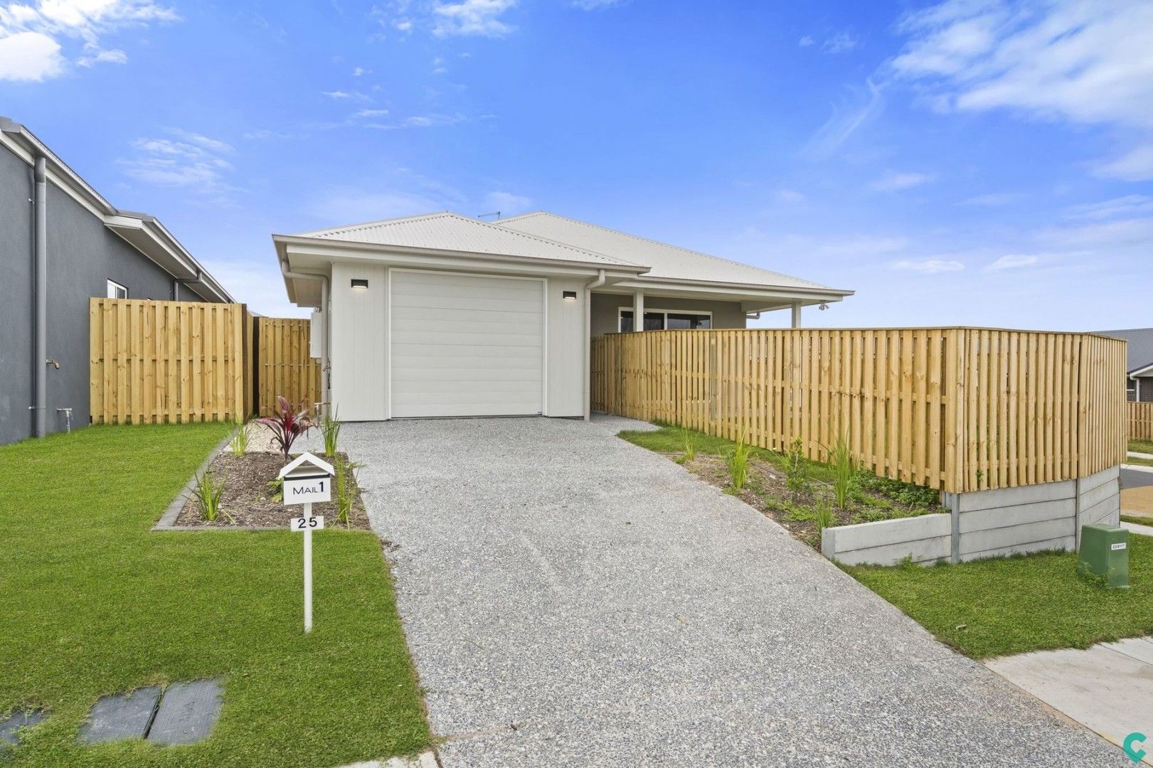 3 bedrooms Duplex in 1/25 Barnyard Drive PARK RIDGE QLD, 4125