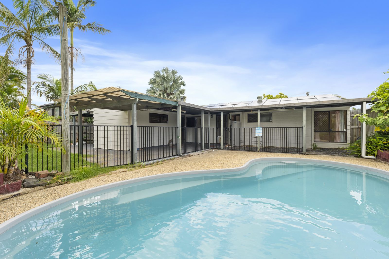 3 bedrooms House in 10 Royena Court CRESTMEAD QLD, 4132