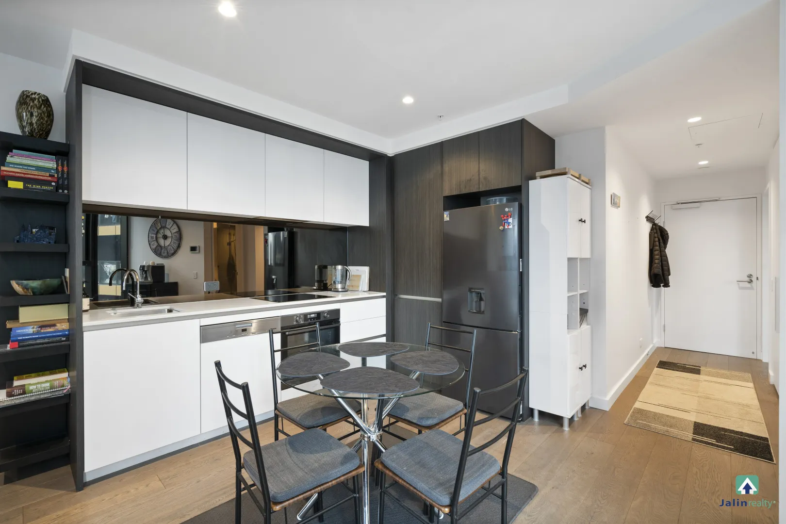 Apartment in Docklands - More