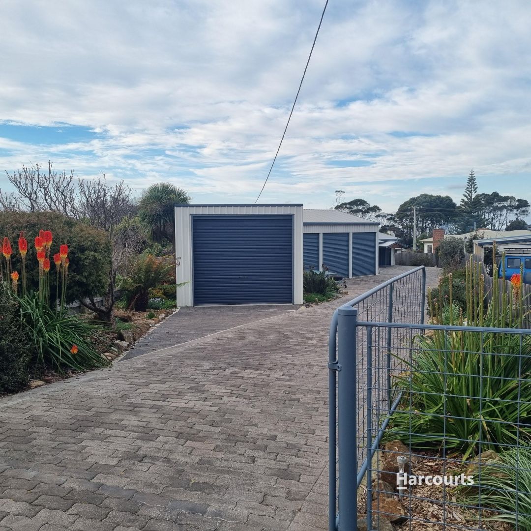 17 Glenburn Crescent, Sulphur Creek TAS 7316, Image 2