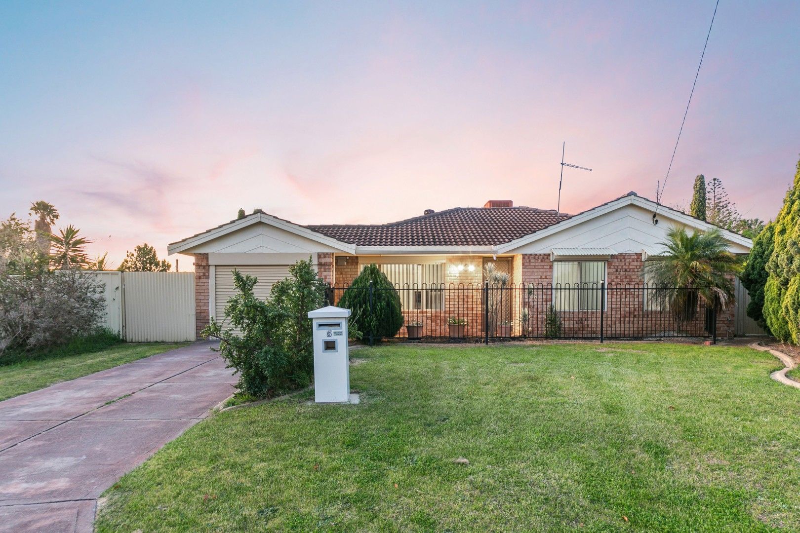 3 bedrooms House in 5 Christie Court YANGEBUP WA, 6164