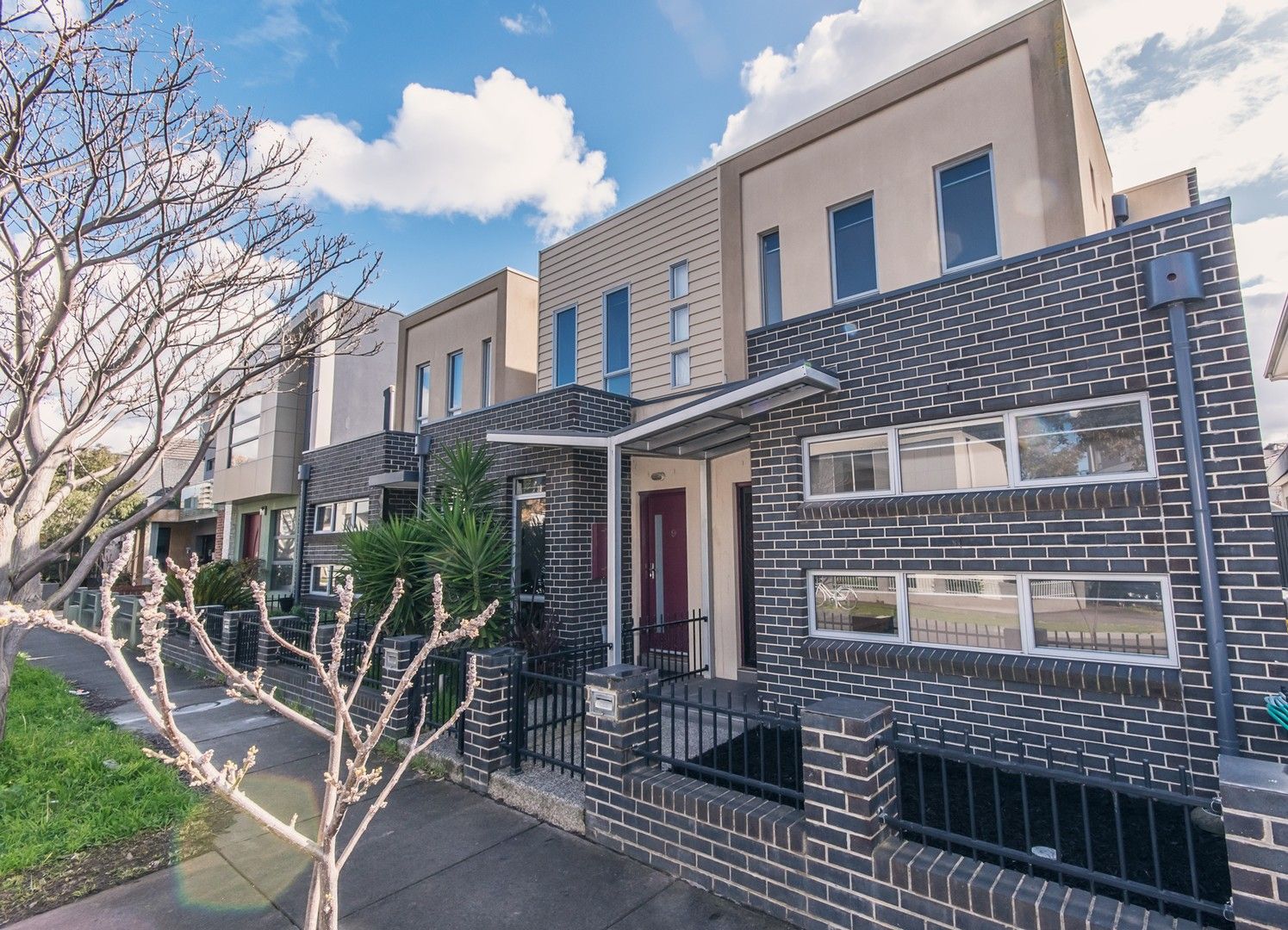 2 bedrooms Apartment / Unit / Flat in 11 Lakeside Crescent MARIBYRNONG VIC, 3032