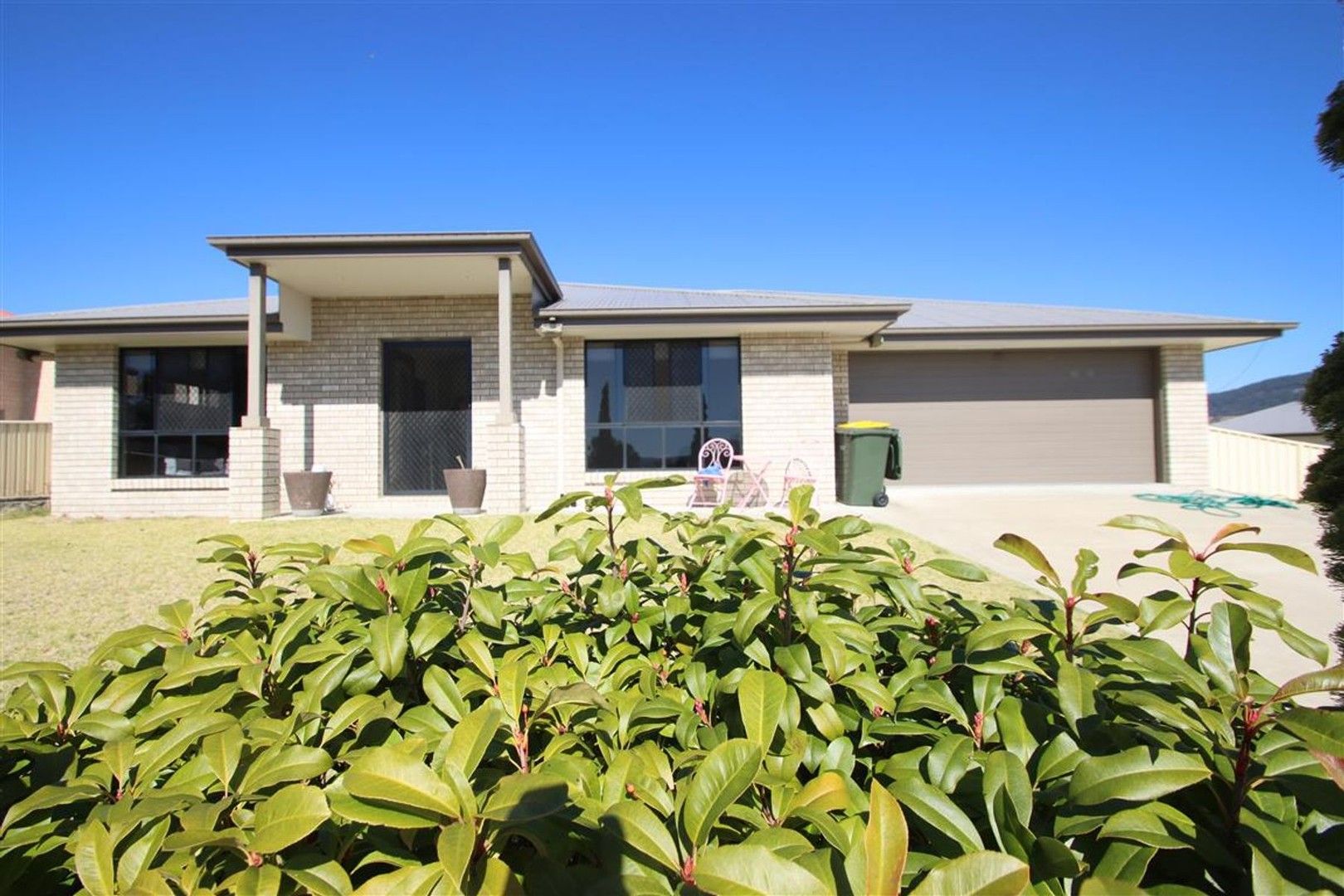 4 bedrooms House in 16 Parkes Drive TENTERFIELD NSW, 2372