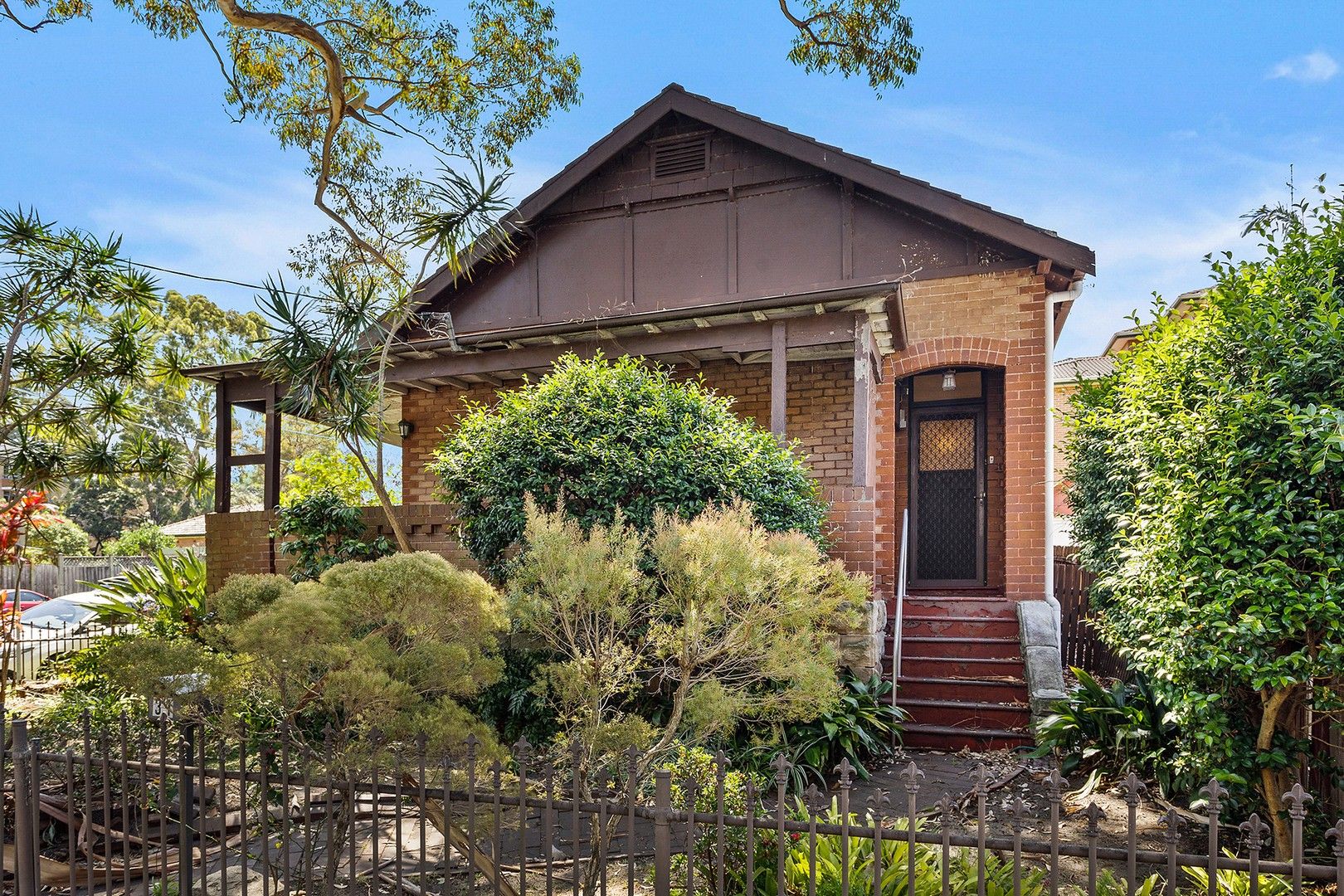 3 bedrooms House in 31 Hampton Court Road CARLTON NSW, 2218