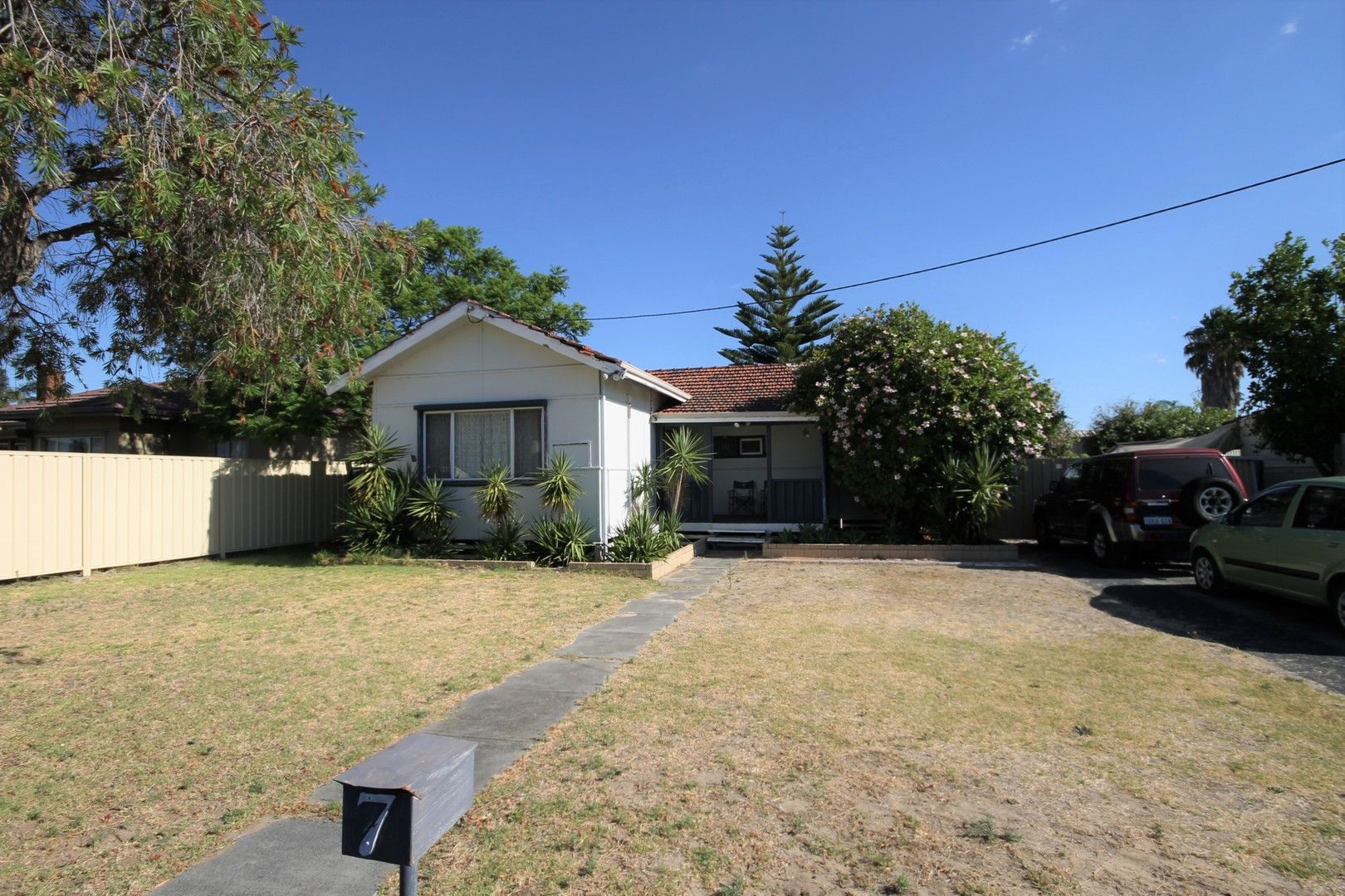 2 bedrooms House in 7 Mondak Place CAREY PARK WA, 6230