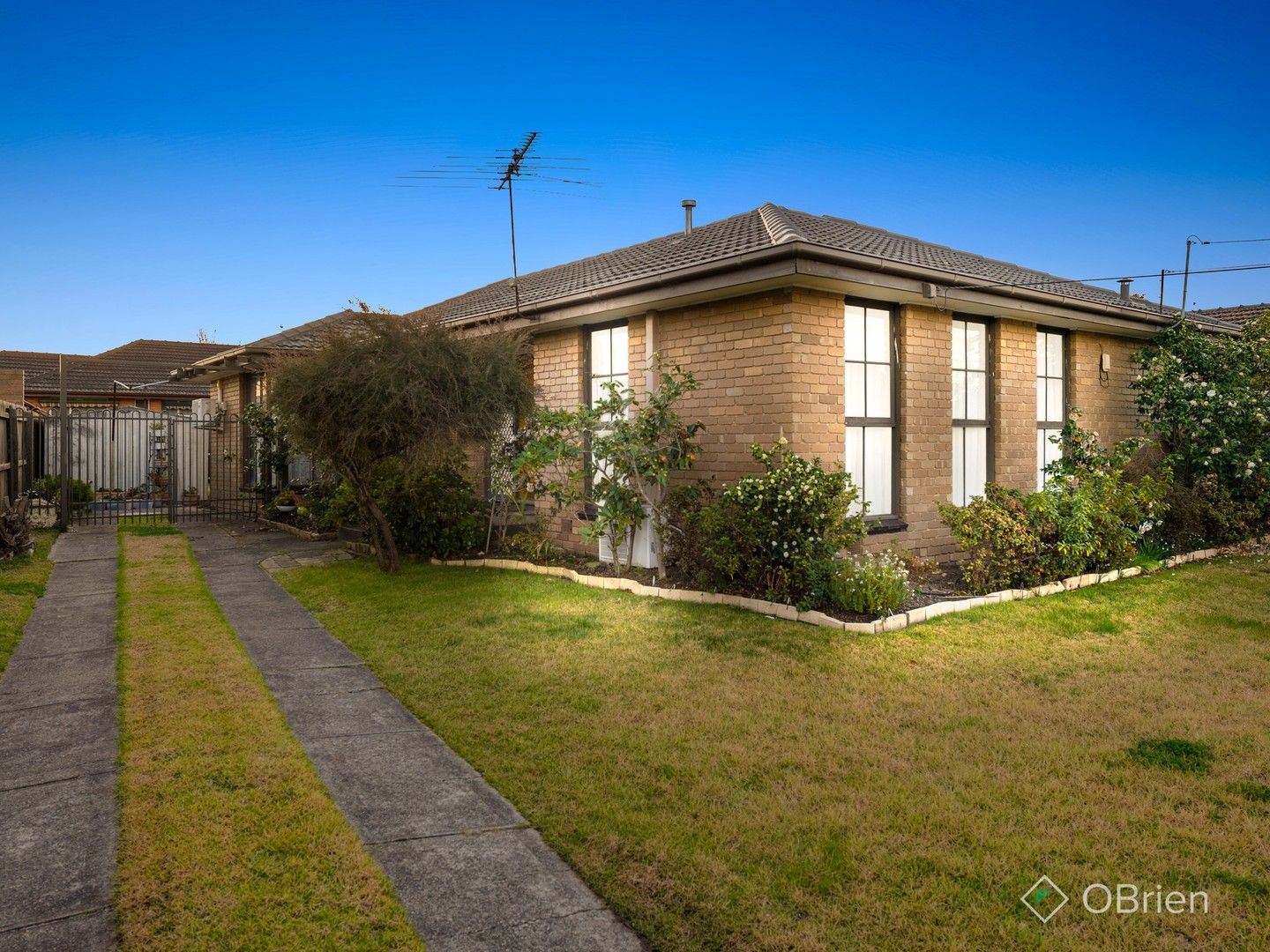 3 bedrooms House in 27 Novara Parade ST ALBANS VIC, 3021