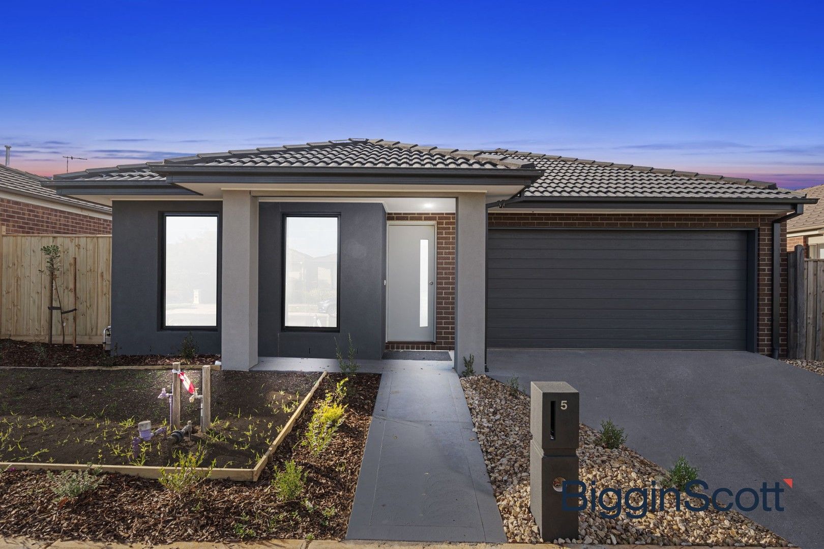 4 bedrooms House in 5 Edgware Street THORNHILL PARK VIC, 3335