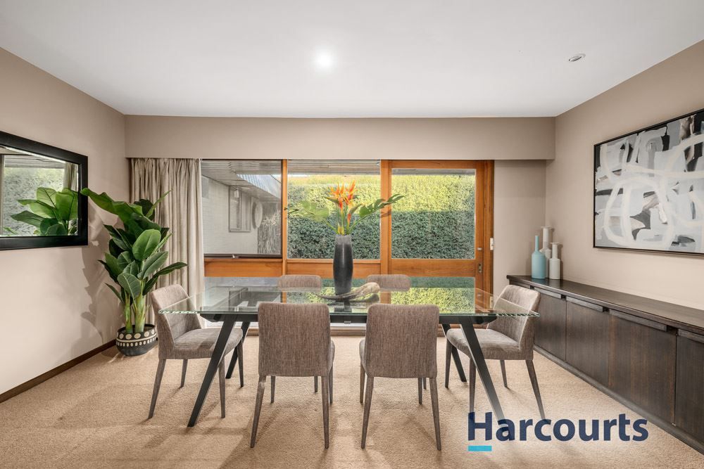 17 Deanswood Close, Wantirna South VIC 3152, Image 1