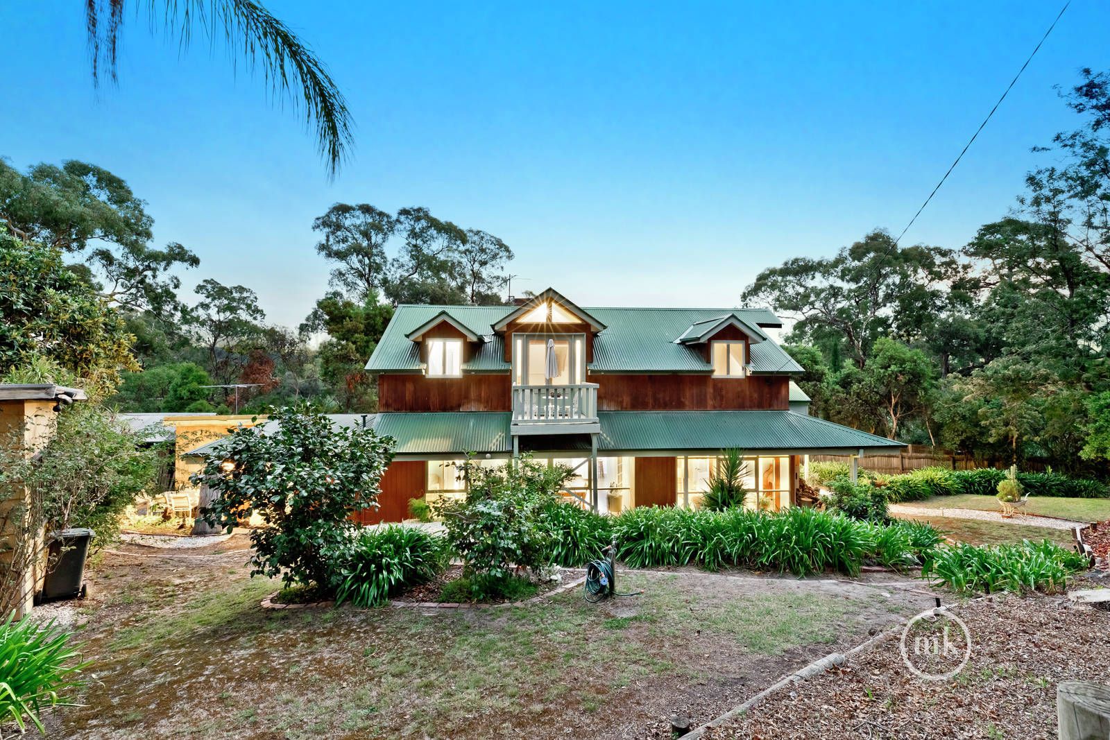 5 bedrooms House in 13-15 Leonard Crescent ELTHAM VIC, 3095