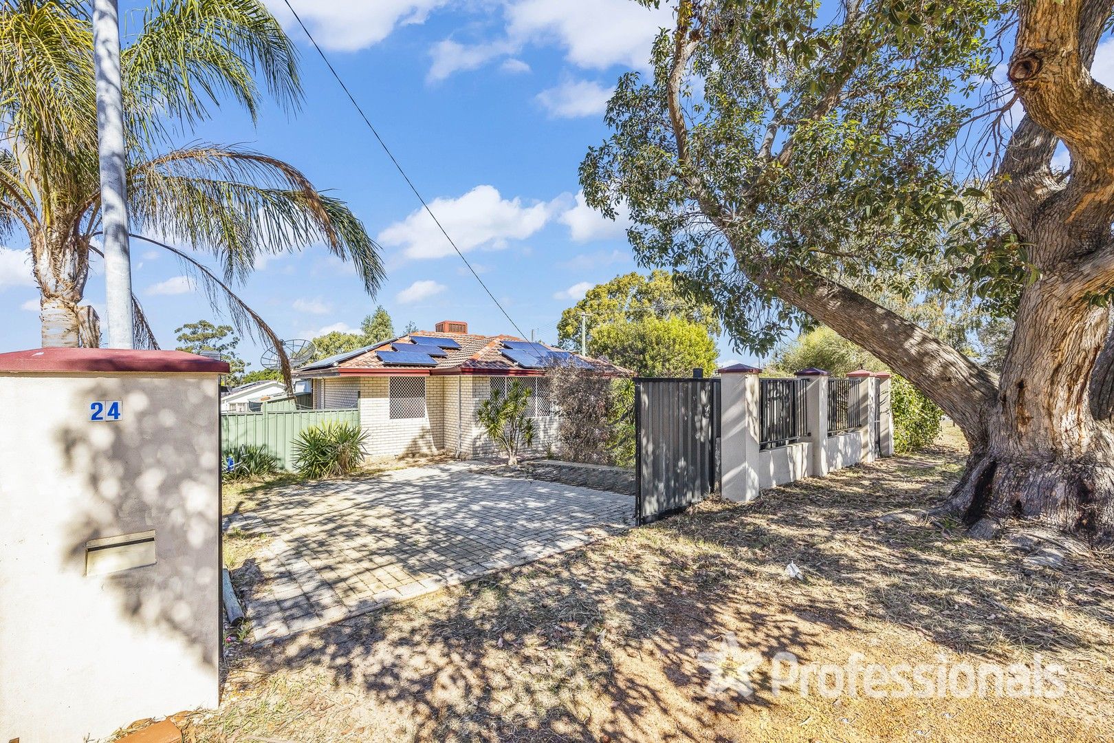 4 bedrooms House in 24 Rochford Way GIRRAWHEEN WA, 6064