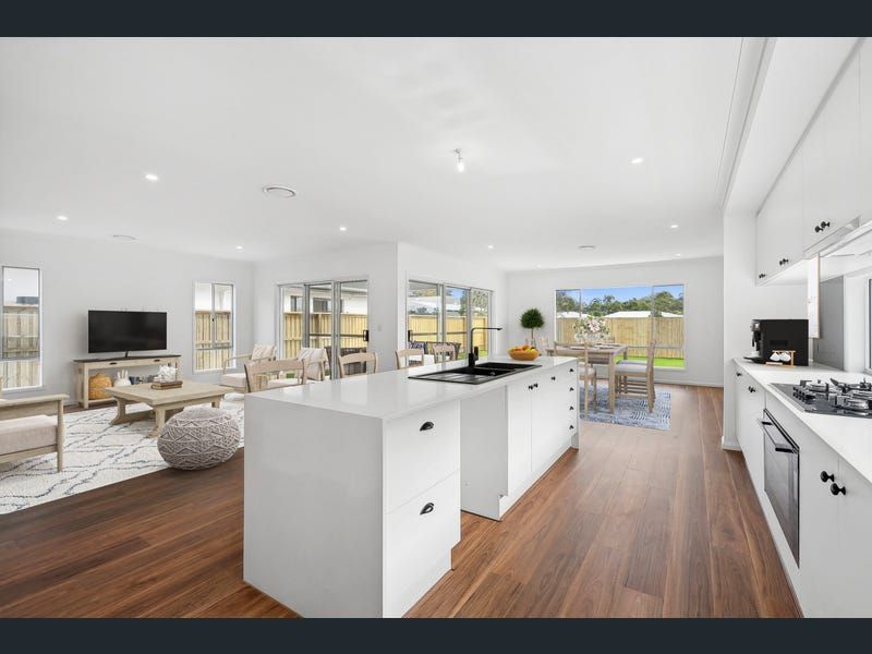 5 bedrooms Townhouse in  RIVERSTONE NSW, 2765