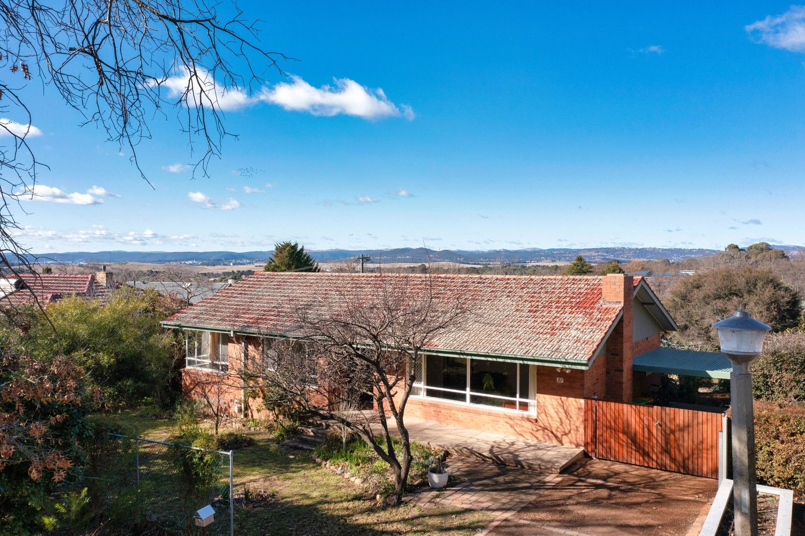 House in 37 Carnegie Street, NARRABUNDAH ACT, 2604