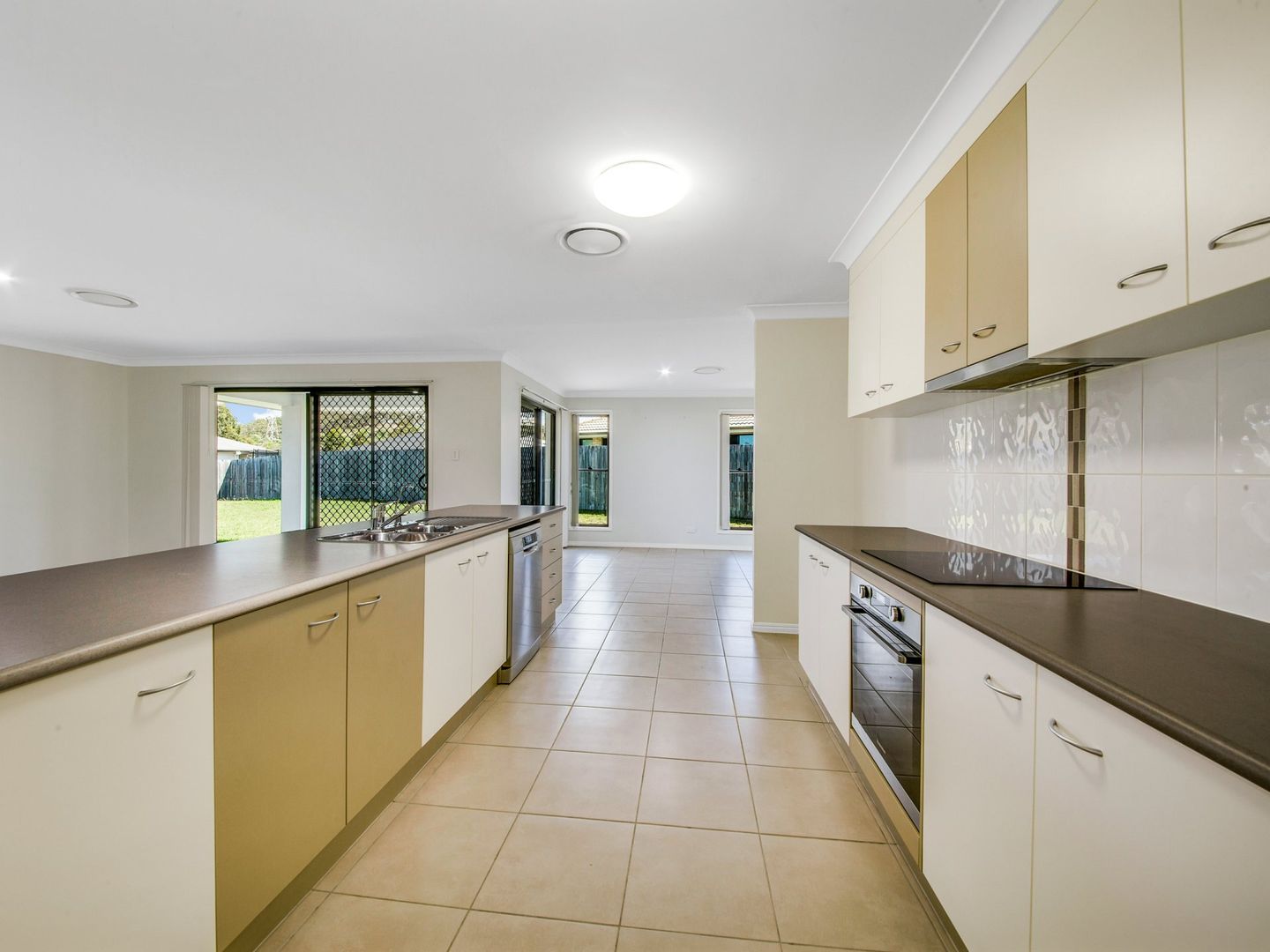 27 Woodland Court, Kirkwood QLD 4680, Image 2