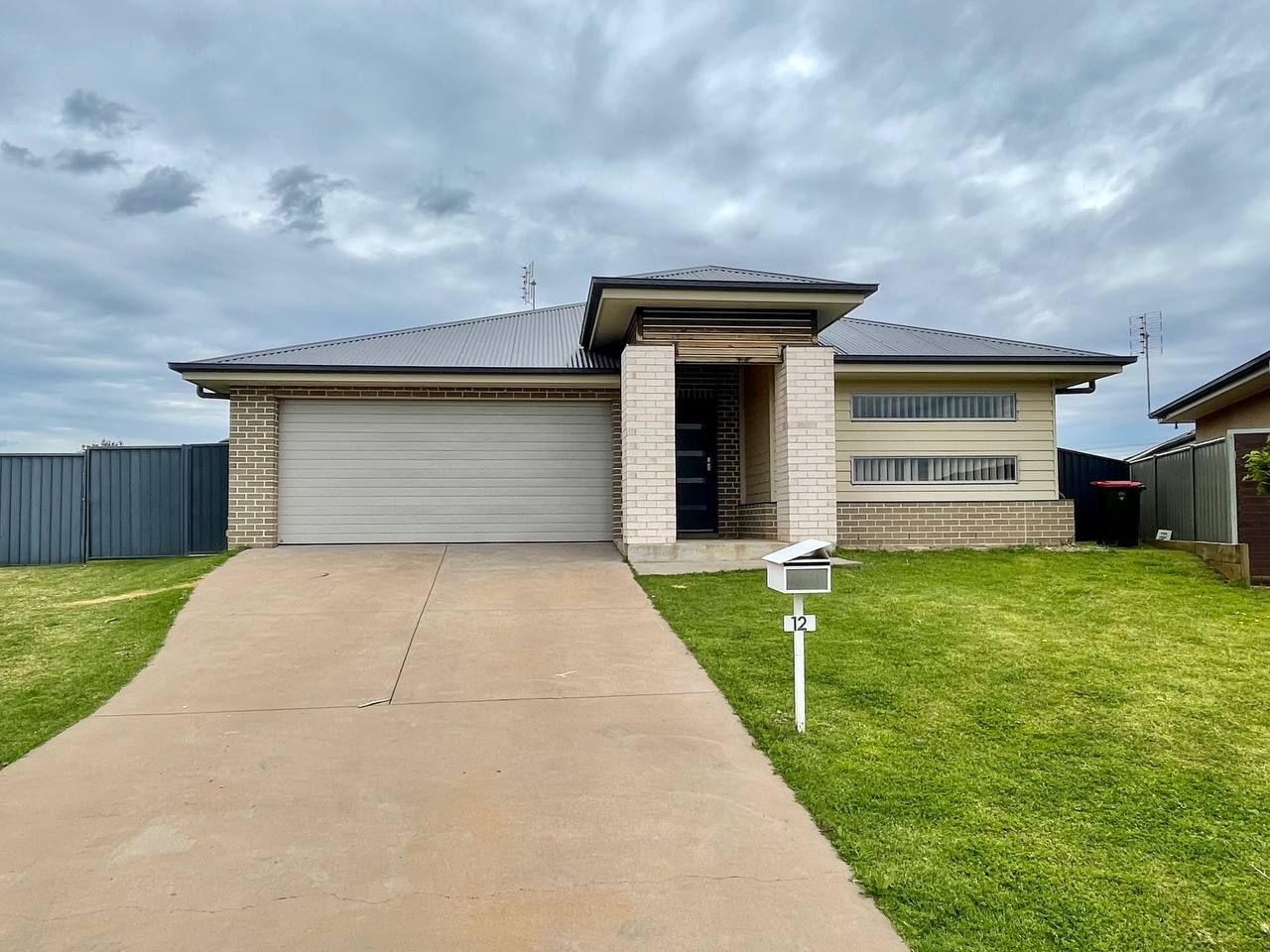 12 Mossgiel Close, Parkes NSW 2870