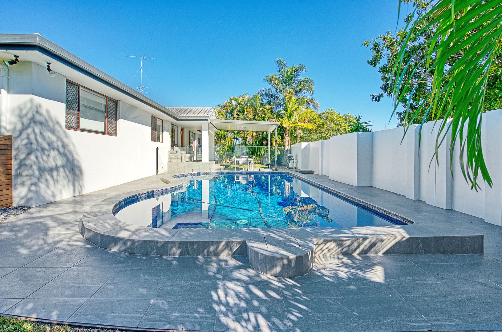 4 bedrooms House in 2 Wagtail Court BURLEIGH WATERS QLD, 4220