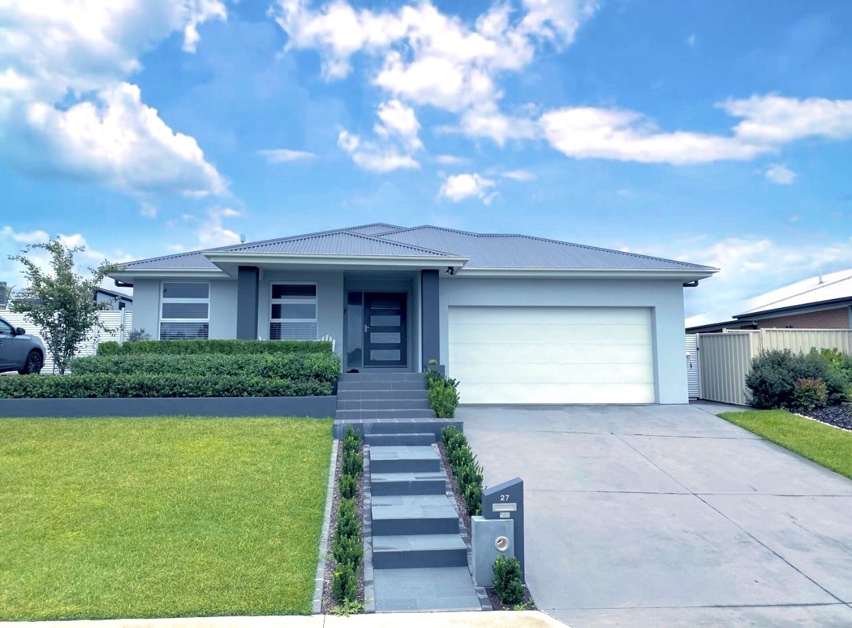 5 bedrooms House in 27 Swan Loop GOULBURN NSW, 2580