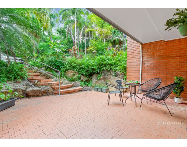 2/33 Scenic Highway, Cooee Bay QLD 4703