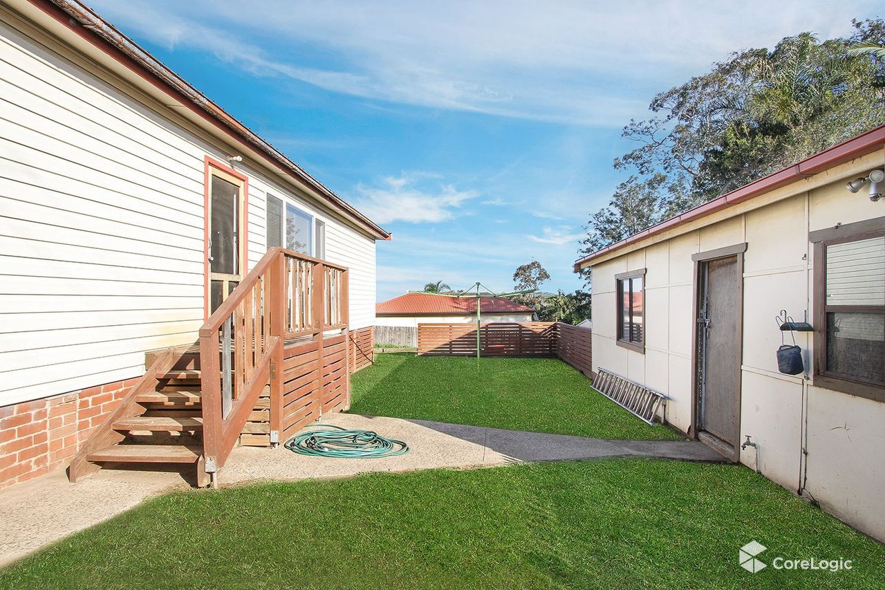 5 bedrooms House in 2 Hill Street MOUNT SAINT THOMAS NSW, 2500