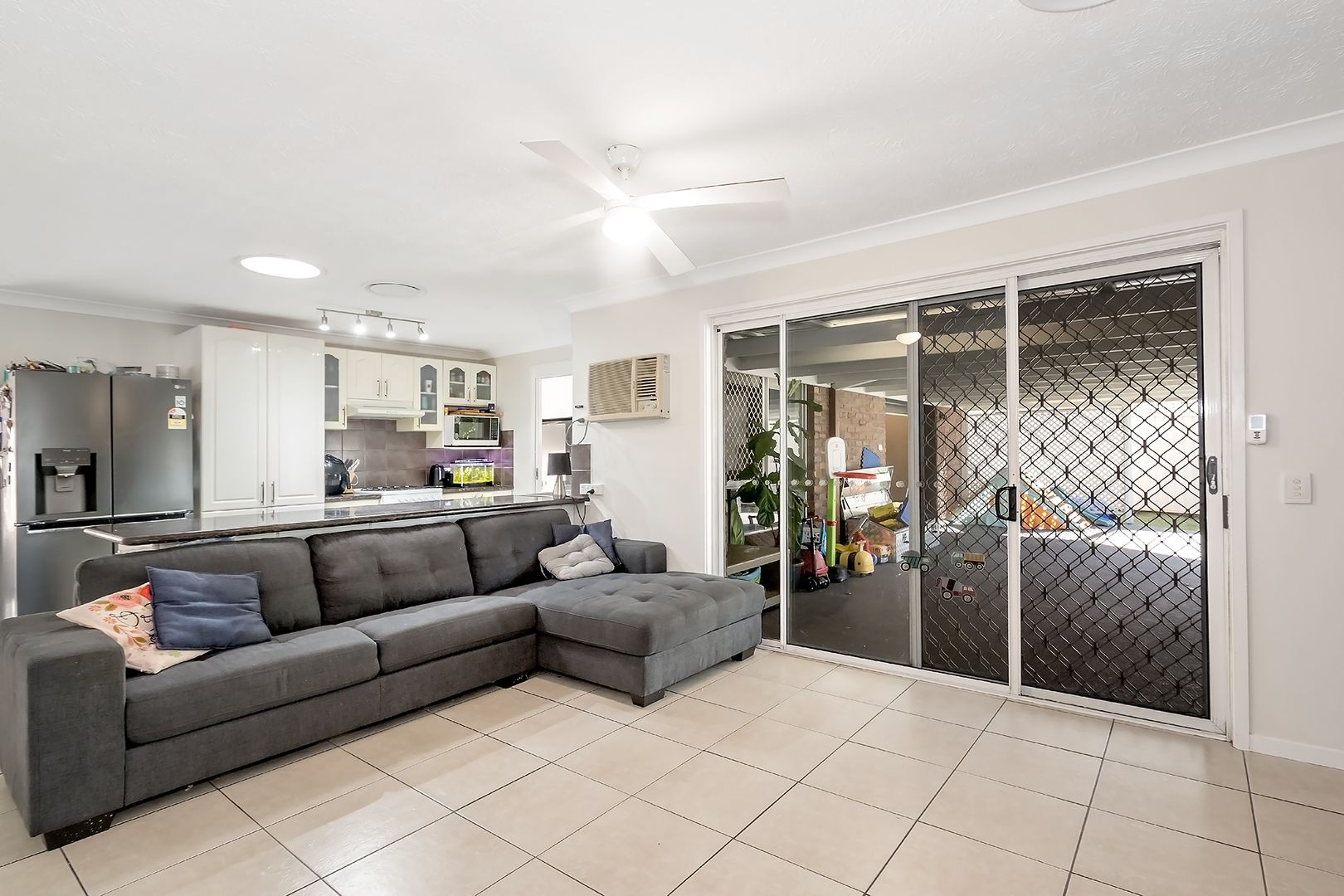 125 EXPLORERS WAY, Highland Park QLD 4211, Image 2