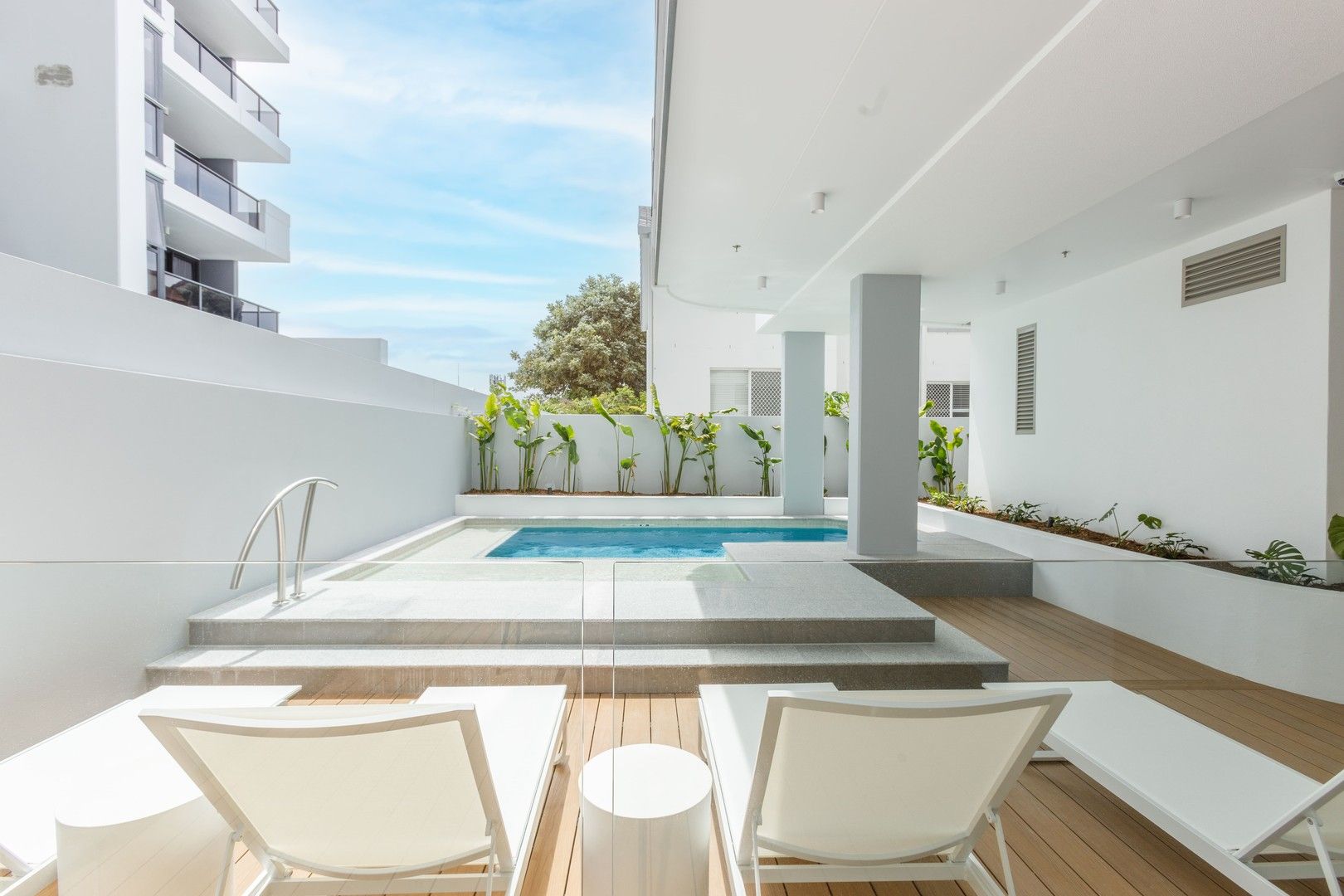 3 bedrooms Apartment / Unit / Flat in 8 Jubilee Avenue BROADBEACH QLD, 4218