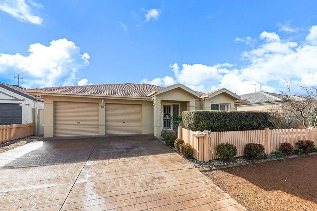 3 bedrooms House in 16 Bayside Court JERRABOMBERRA NSW, 2619