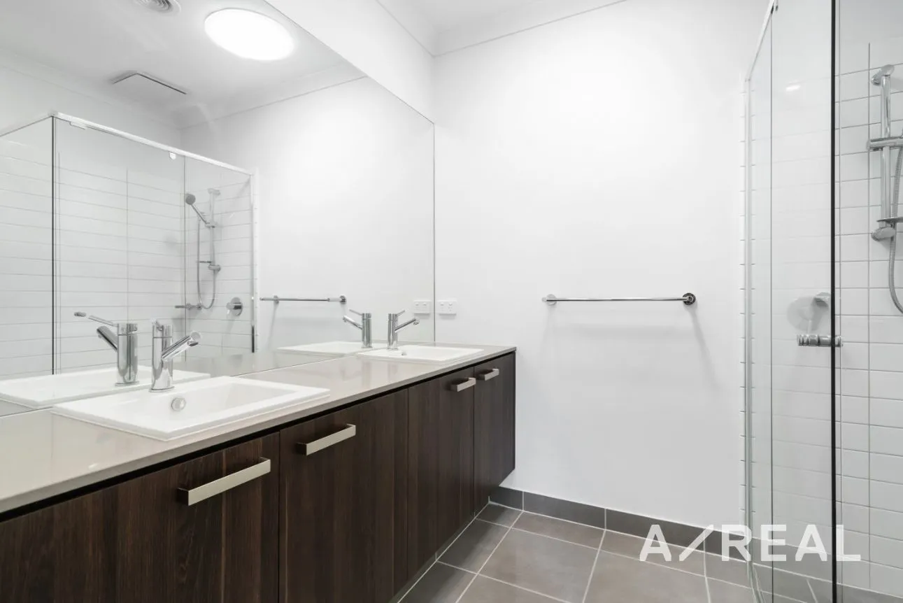 Modern Elegance Meets Convenience in the Heart of Point Cook - Widok 5