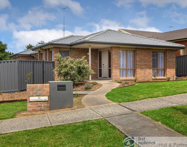 19 Cunningham Drive, Endeavour Hills VIC 3802