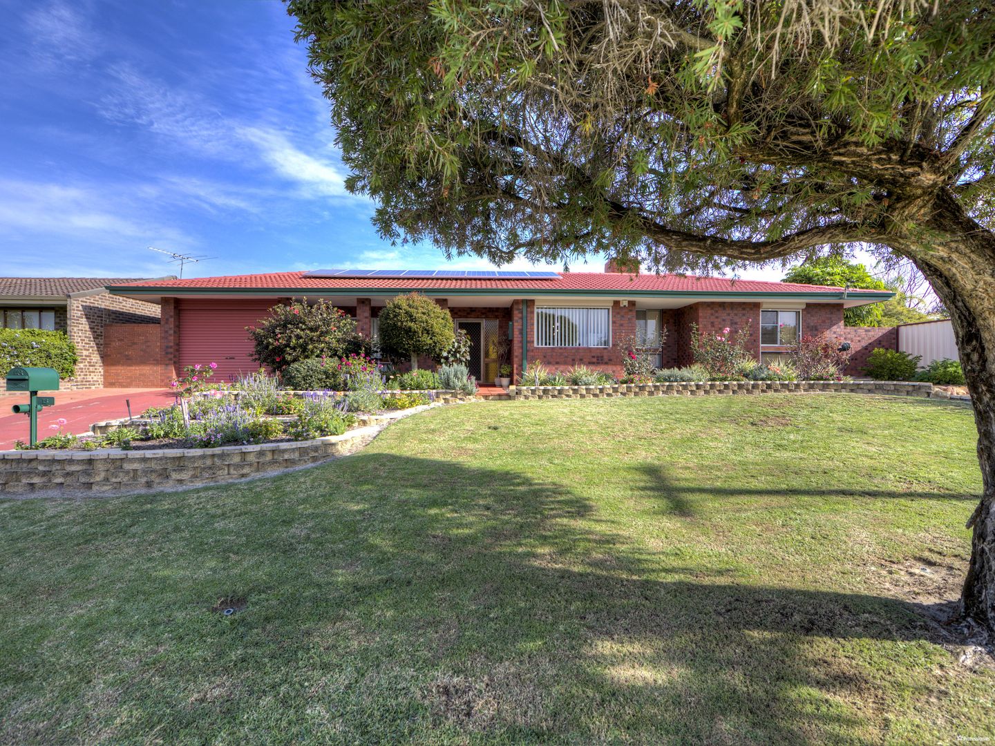 4 bedrooms House in 15 Tawny Way THORNLIE WA, 6108