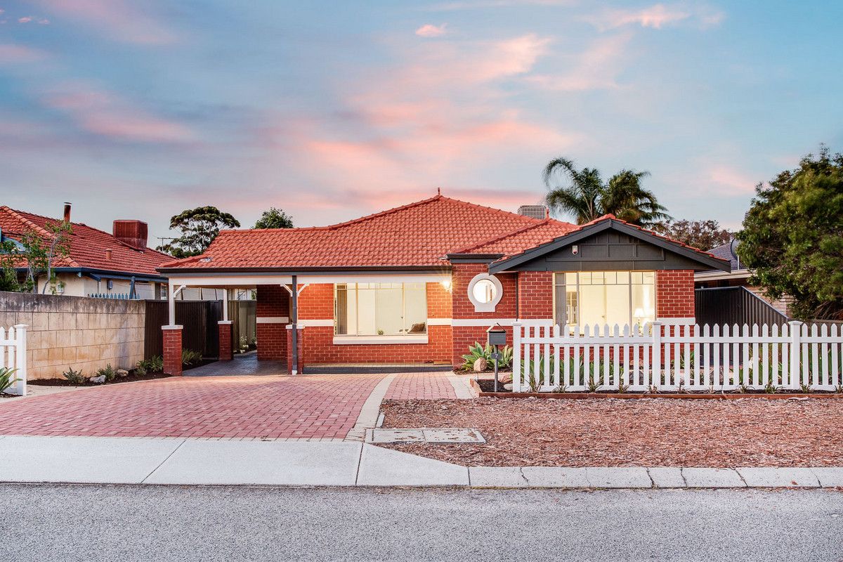 4 bedrooms House in 7 Brooke Gardens BATEMAN WA, 6150