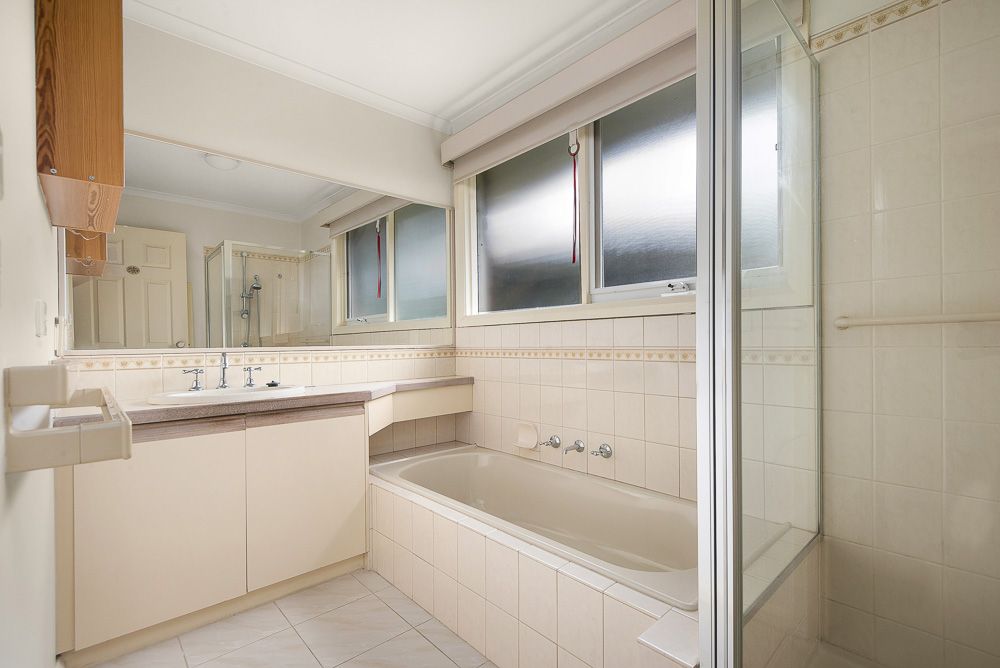 2 bedrooms Apartment / Unit / Flat in 1/18 Amelia Crescent DONCASTER EAST VIC, 3109