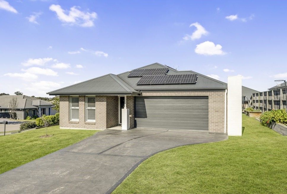 4 bedrooms House in 10 Lapwing Street ABERGLASSLYN NSW, 2320