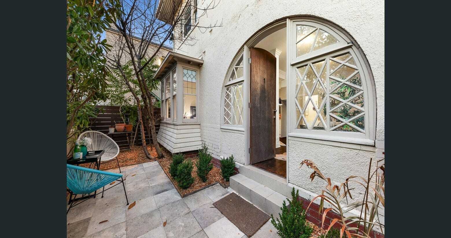 2 bedrooms Apartment / Unit / Flat in Unit 1/1 Lambeth Pl ST KILDA VIC, 3182