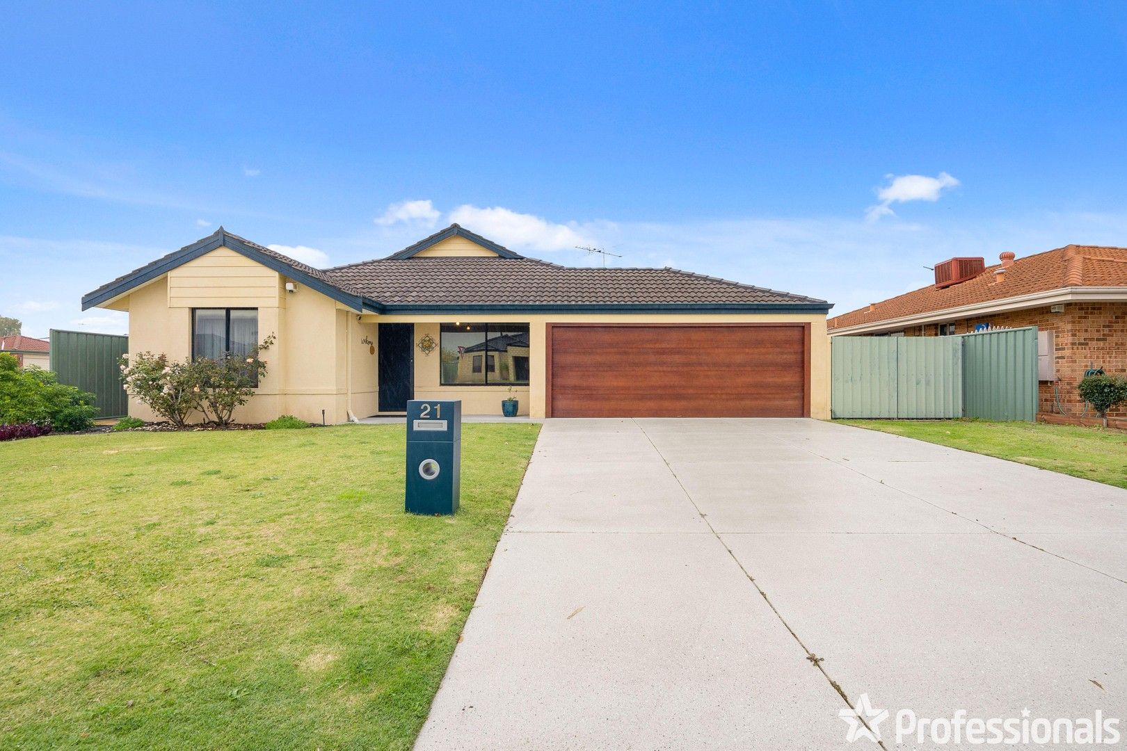 4 bedrooms House in 21 Excalibur Chase WATTLE GROVE WA, 6107