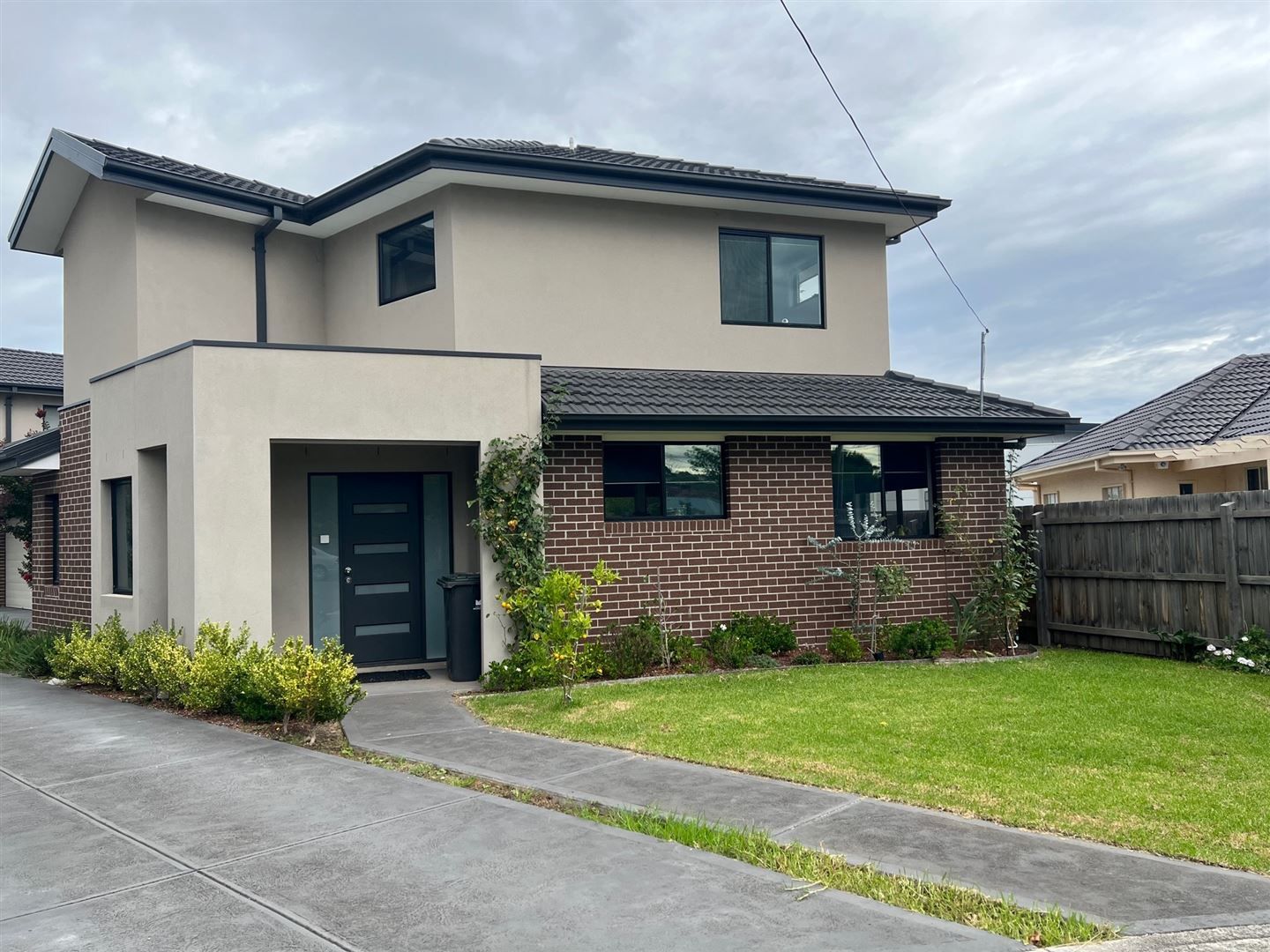4 bedrooms Townhouse in 1/5 Arilpa court ASHWOOD VIC, 3147