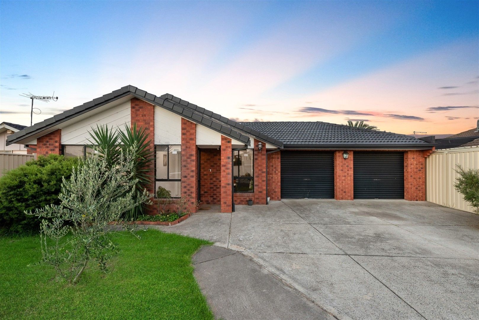 3 bedrooms House in 10 Smart Court DELAHEY VIC, 3037