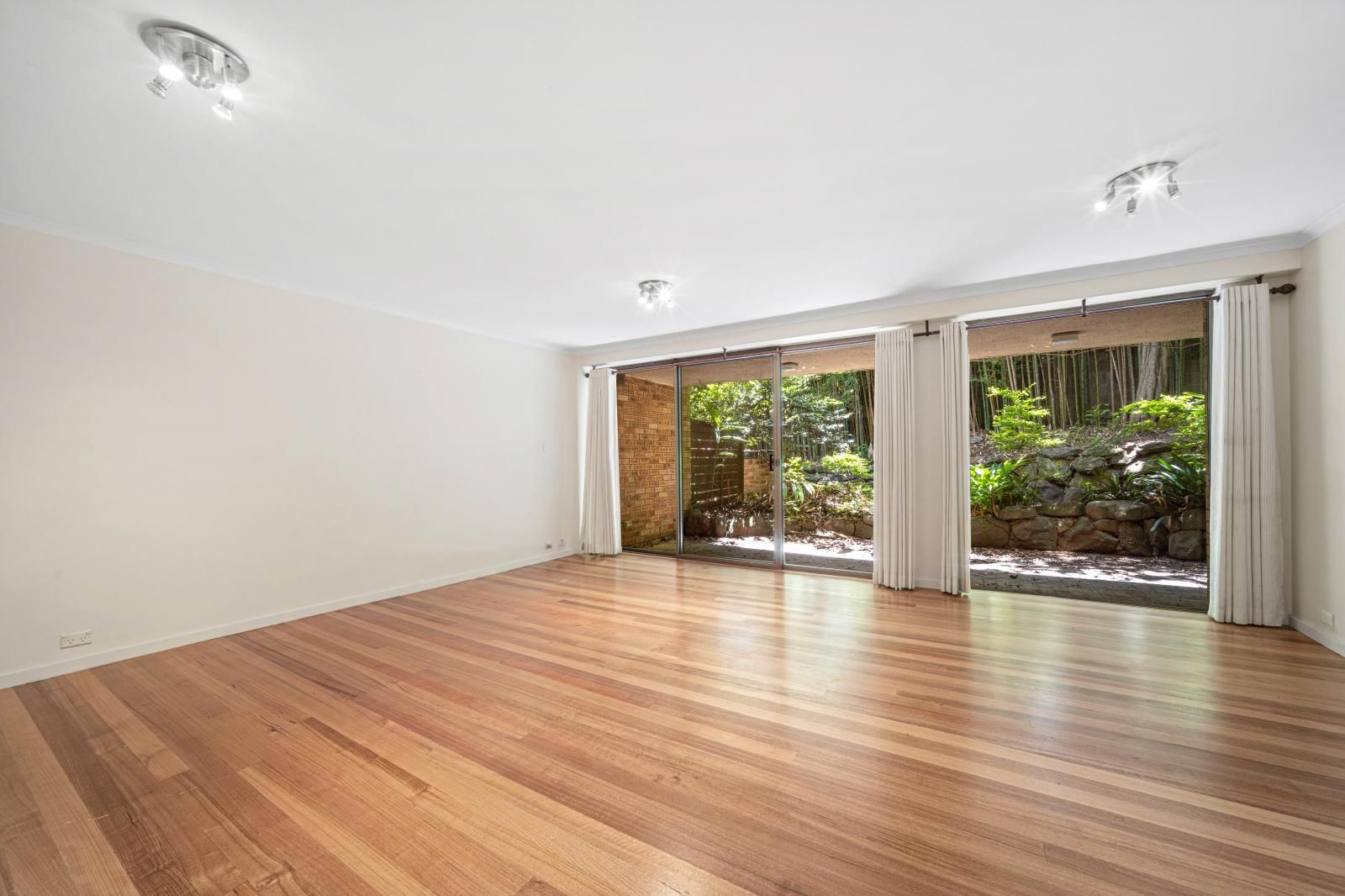 3 bedrooms Apartment / Unit / Flat in 8/37 Gillies Street WOLLSTONECRAFT NSW, 2065