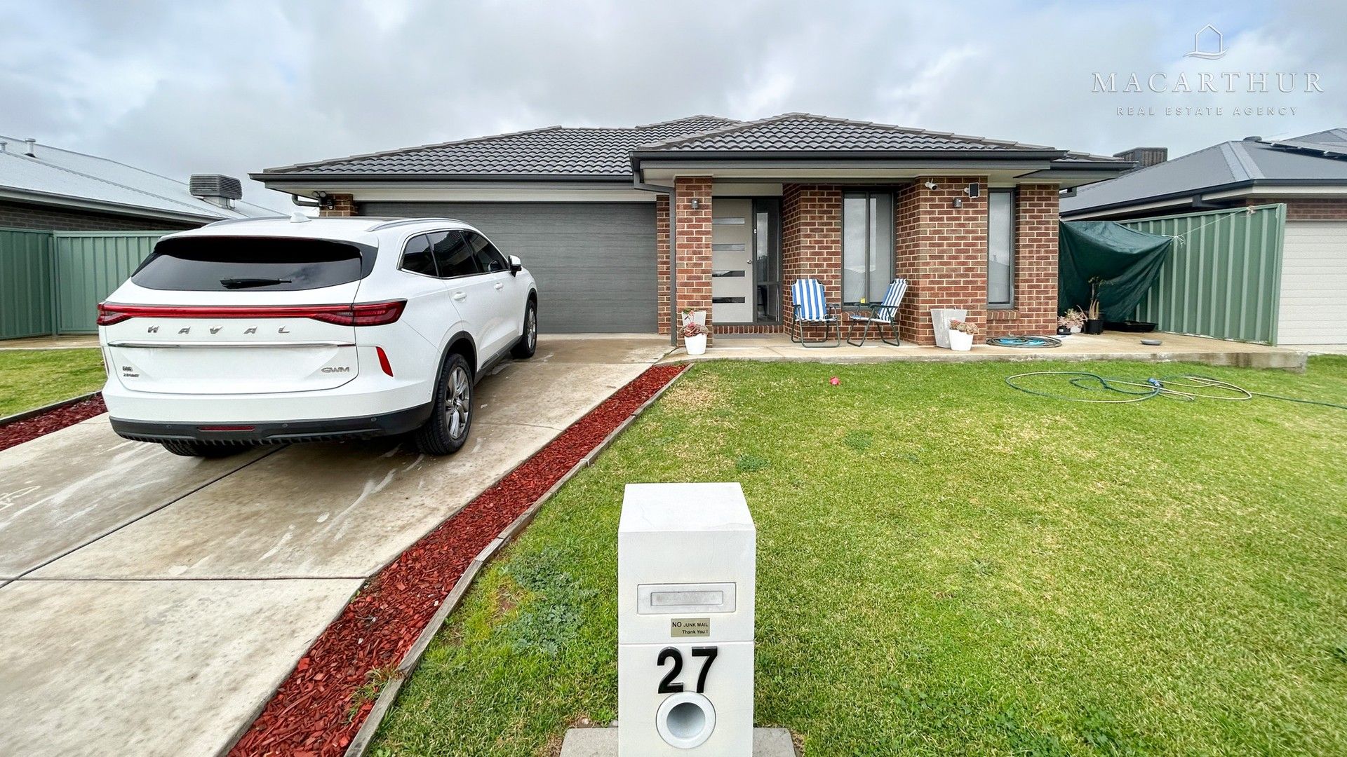 4 bedrooms House in 27 Hazelwood Drive FOREST HILL NSW, 2651