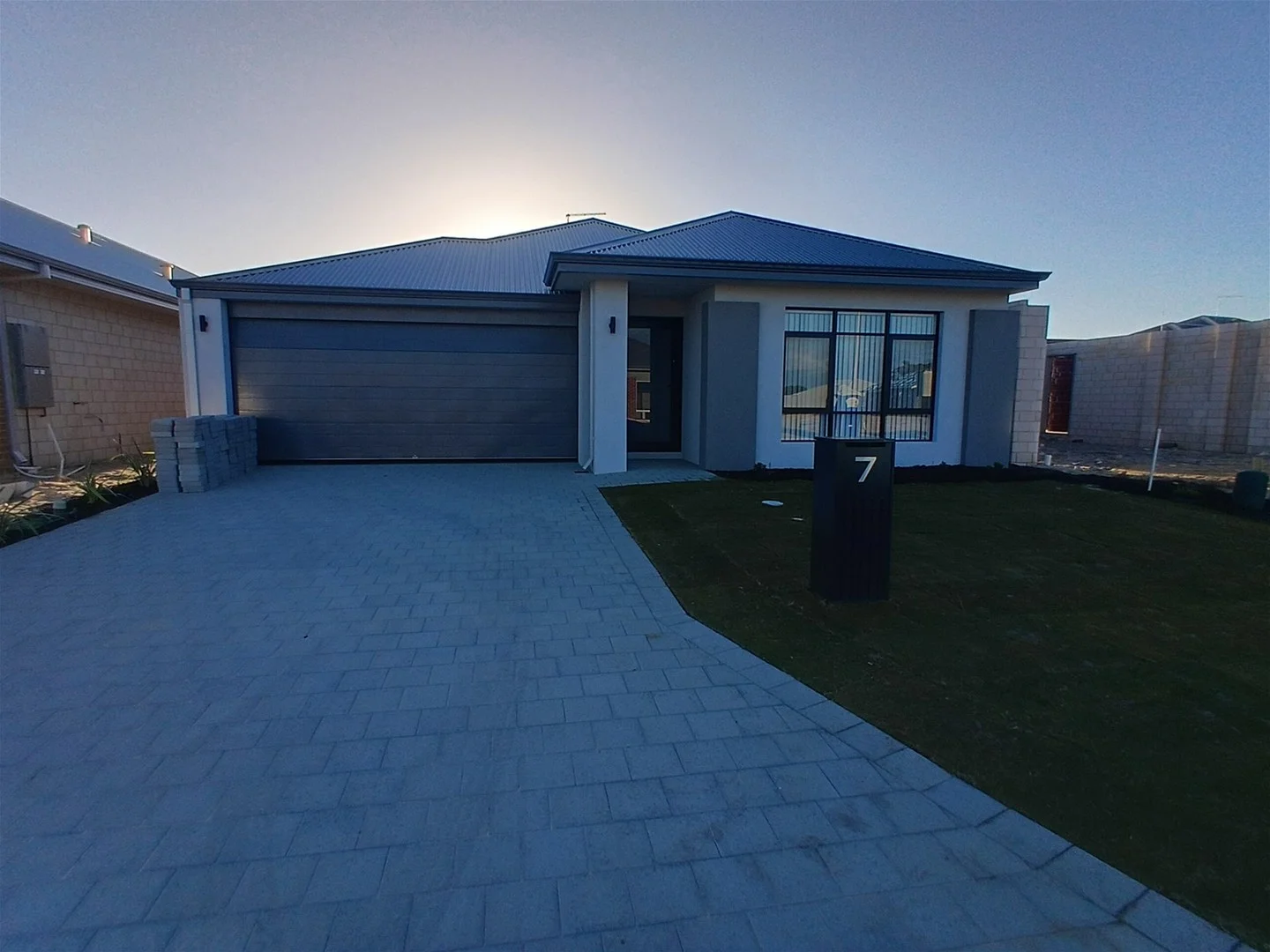 7 Larcom Road, Lakelands WA 6180