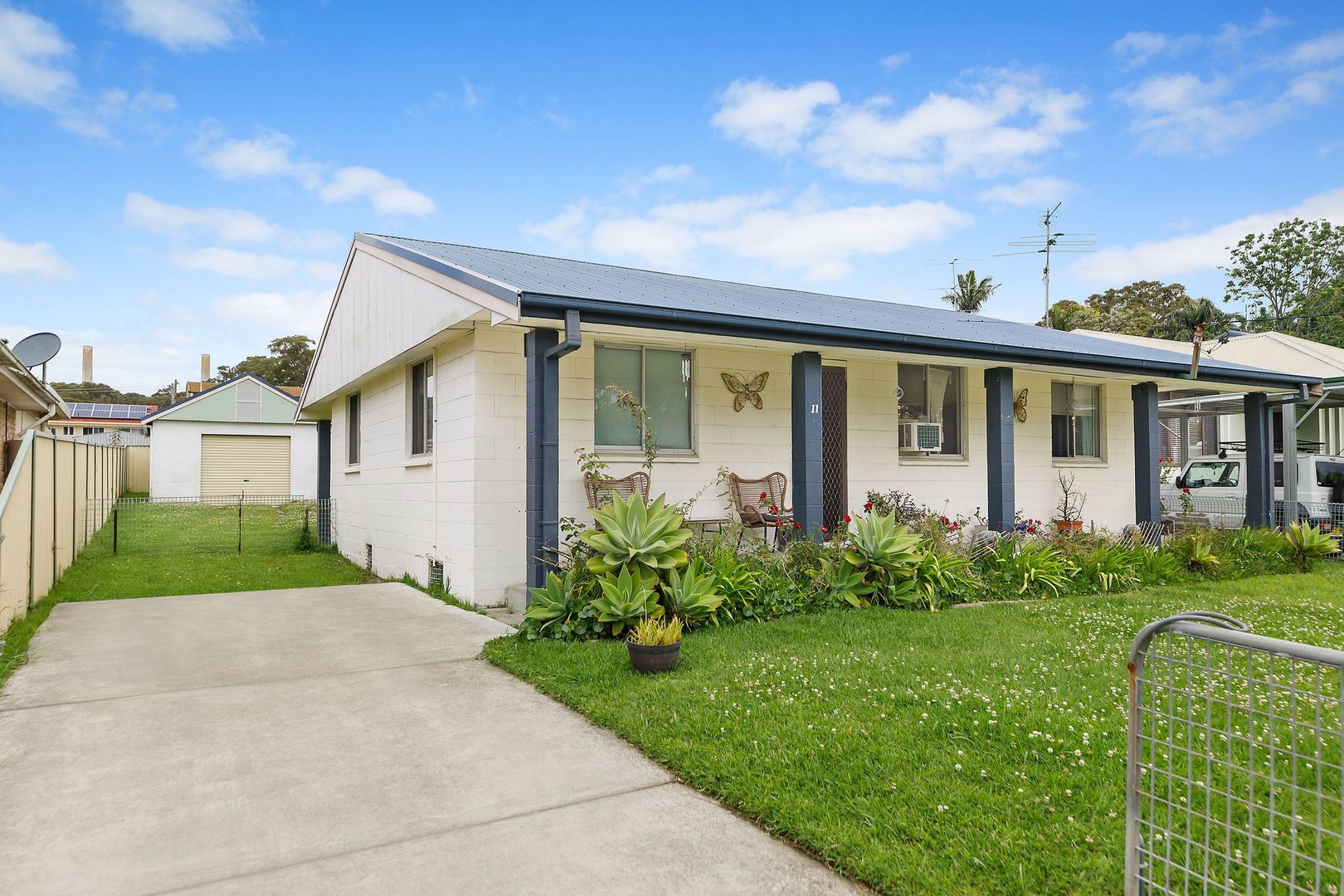 11 Spencer Road, Mannering Park NSW 2259