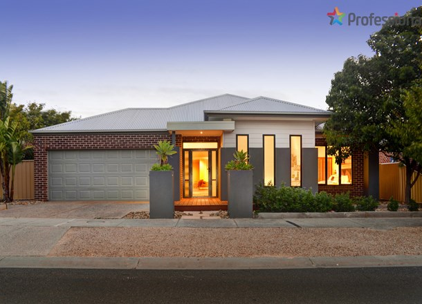 7 Selwyn Close, Caroline Springs VIC 3023