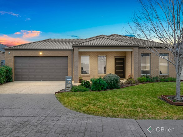 8 Rose Garden Avenue, Officer VIC 3809