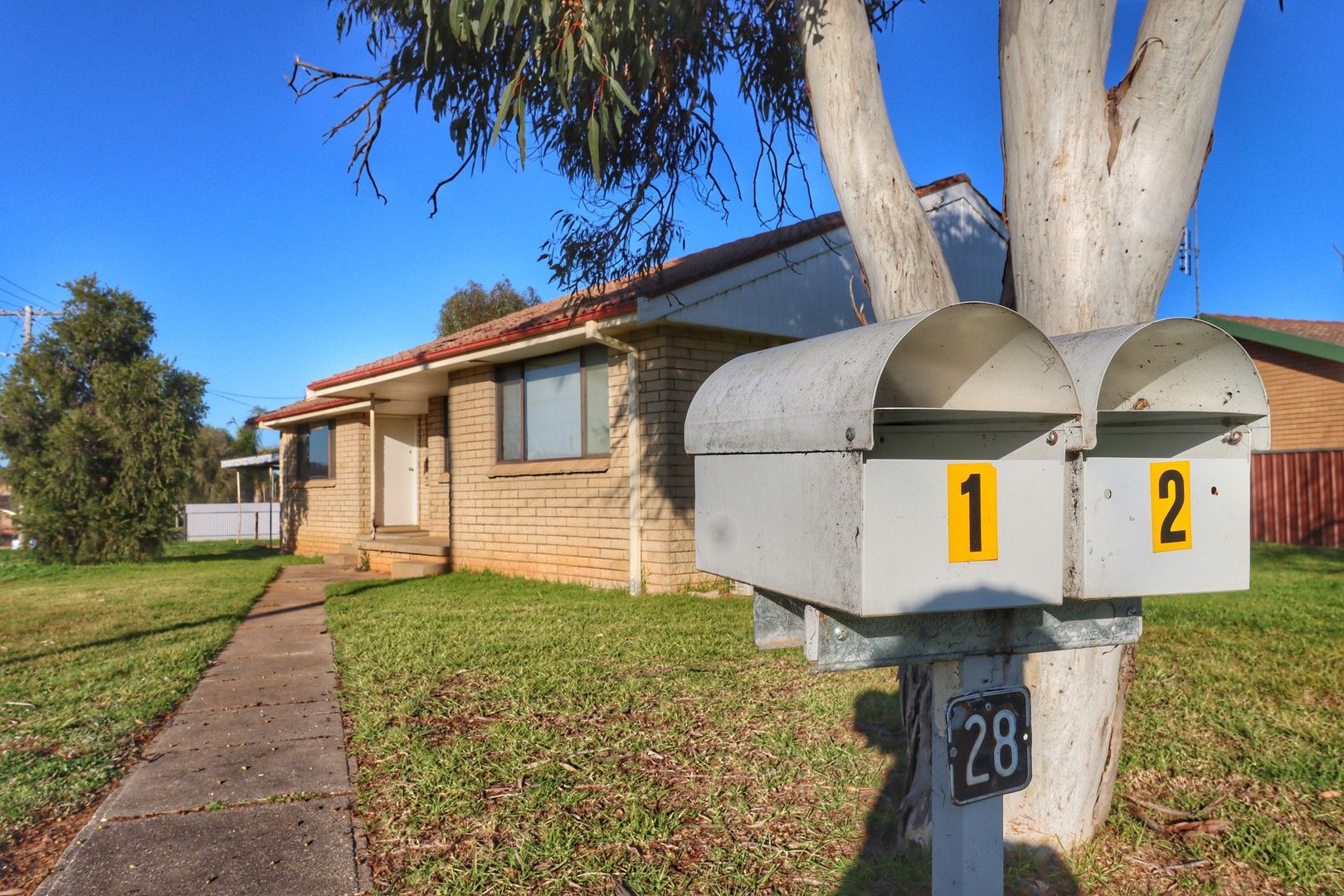 4 bedrooms Apartment / Unit / Flat in 1 & 2/28 Hartley COWRA NSW, 2794