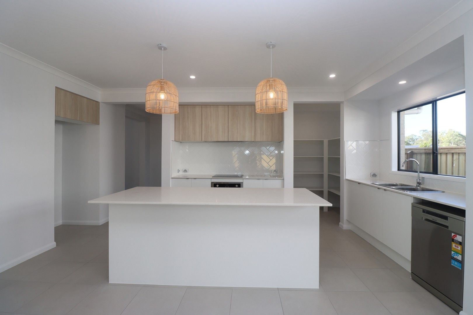 4 bedrooms House in 11 Songlark Court POINT VERNON QLD, 4655