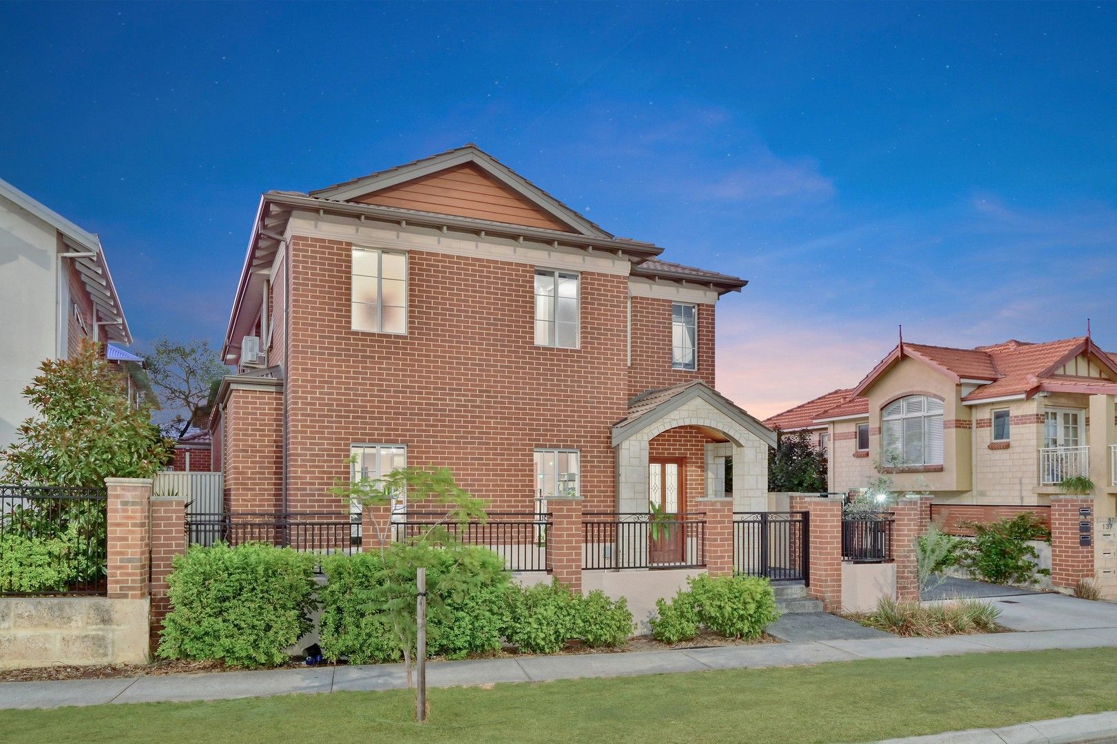 3 bedrooms Townhouse in 135A Railway Parade MOUNT LAWLEY WA, 6050
