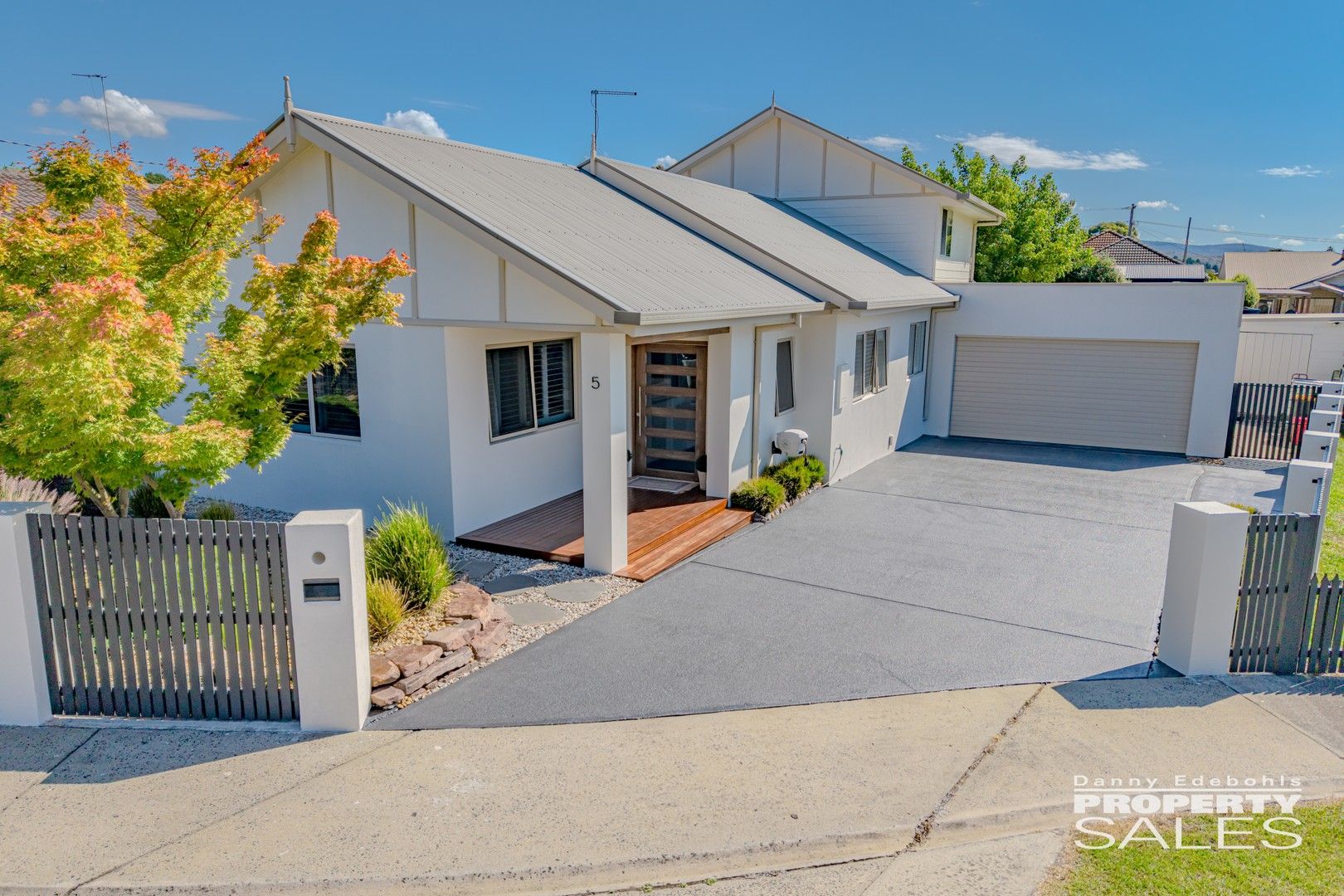 5 bedrooms House in 5 Belvedere Court NEWBOROUGH VIC, 3825